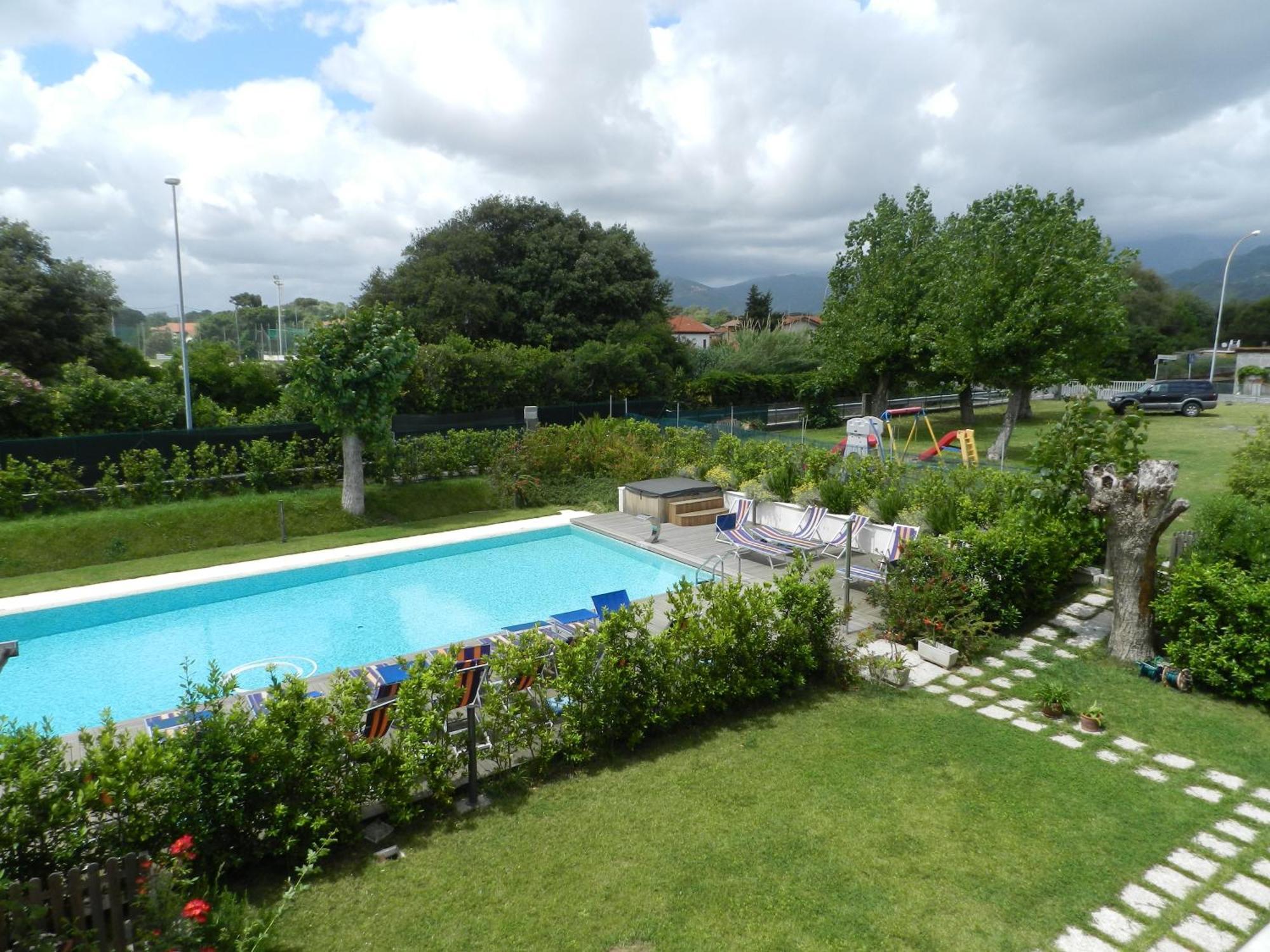 Hotel Patrizia Marina di Massa Εξωτερικό φωτογραφία