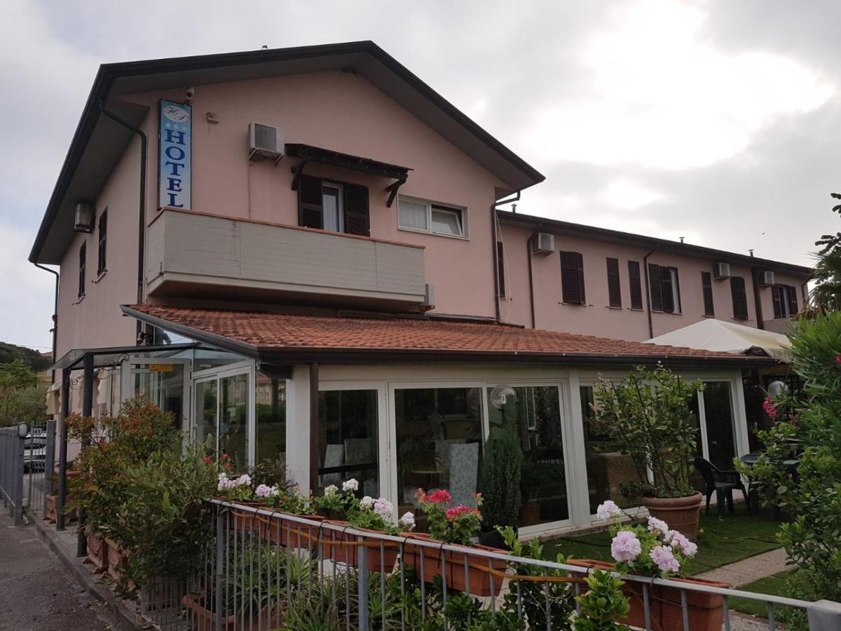 Hotel Patrizia Marina di Massa Εξωτερικό φωτογραφία